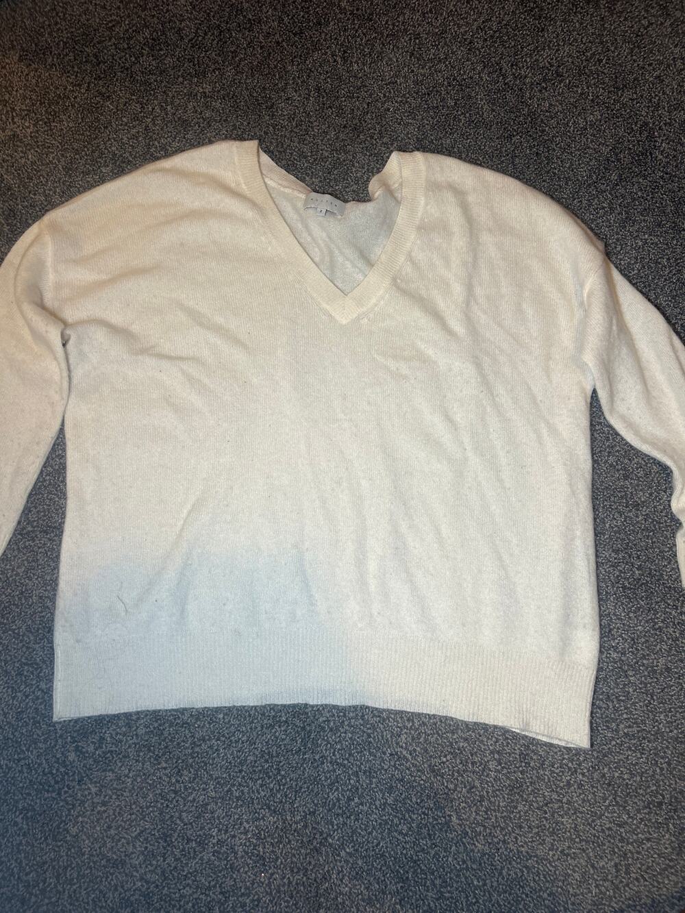 Kujten women’s 100%cachemire cream sweater size 2